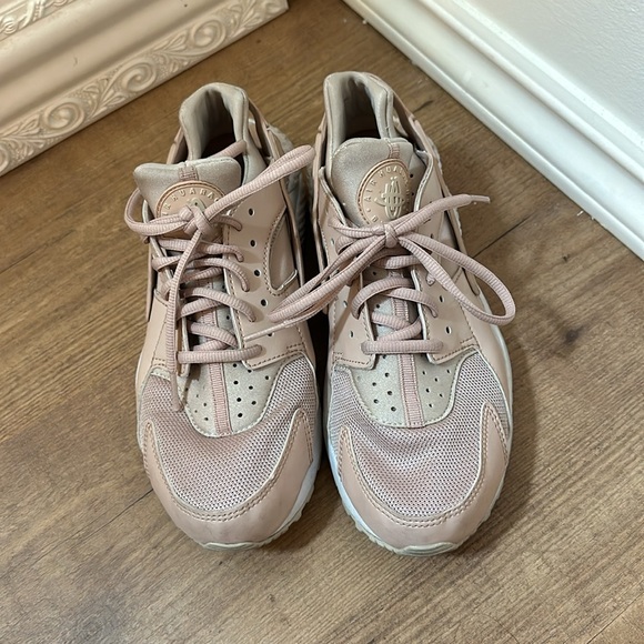 Women’s Nike Hurache - Picture 2 of 2